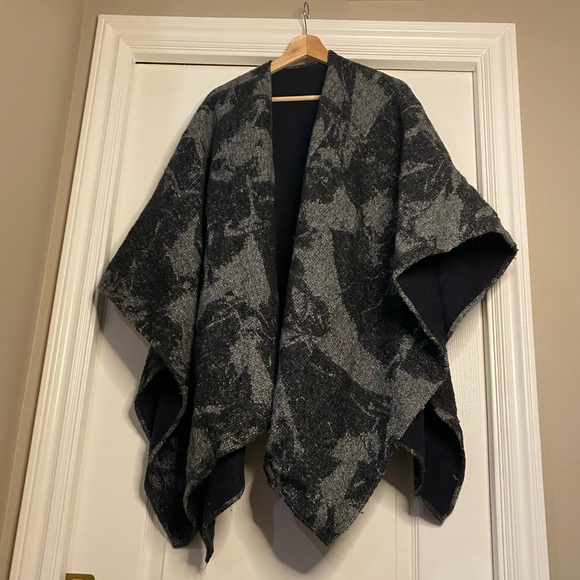 LOLË Shawl | O/S - Picture 4 of 5